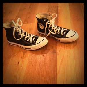 LIKE NEW - Women’s CHUCK TAYLOR CONVERSE Size 7.